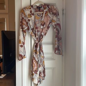 BCBGmaxazria short kimono   Very boho 70s inspired Can be worn as dress/coverup